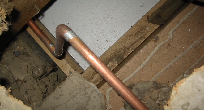 Прокладка медного водопровода под полом строящегося дома