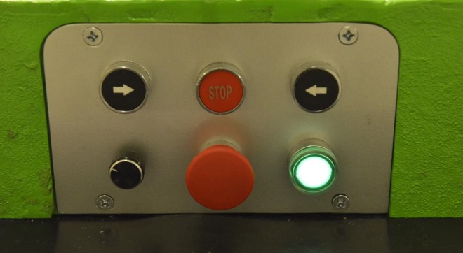Кнопки управления станком могут располагаться на шпиндельной бабке или внизу рабочего стола, в зависимости от модификации модели