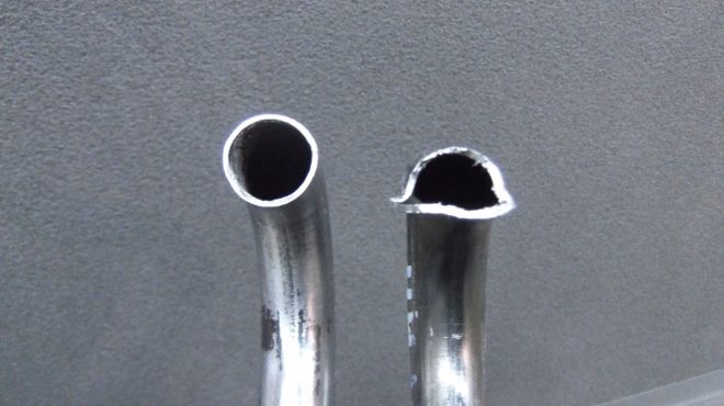 Слева – труба, согнутая в дорновом трубогибе, справа – испорченная в простом приспособлении заготовка