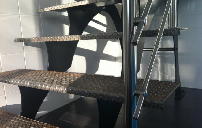 Применение рифленого листа при изготовлении лестницы