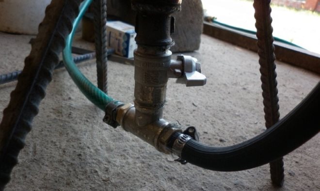 Для подсоединения шлангов подходят водопроводные тройники и газовые краны