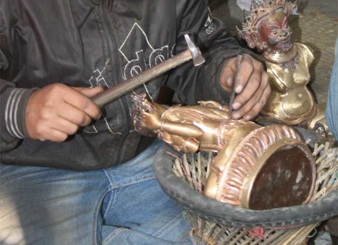 Ручная чеканка бронзовой статуэтки