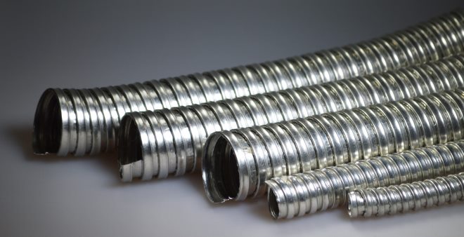 Металлорукав РЗ-ПР изготавливается из стальной луженной или оцинкованной ленты и предназначается для предохранения от механических повреждений кабелей, шлангов или проводов