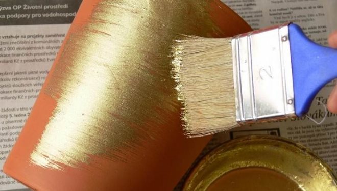 Для нанесения бронзовой краски подходит мягкая натуральная кисть