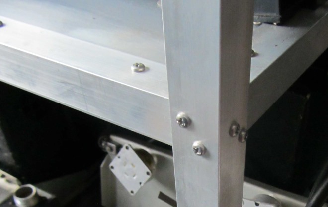 Алюминиевые уголки легко соединяются между собой винтами сквозь предварительно просверленные направляющие отверстия