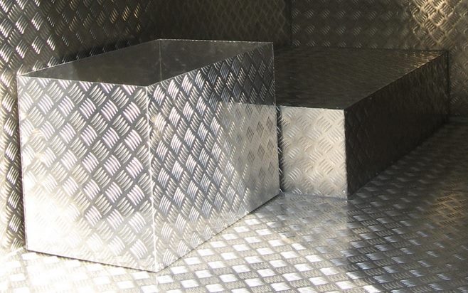Практичность листового алюминия, как правило, находит широкое применение в сугубо утилитарных целях