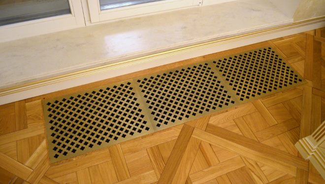 Перфорированный латунный лист часто используется для скрытия приборов отопления как на стенах, так и в полу