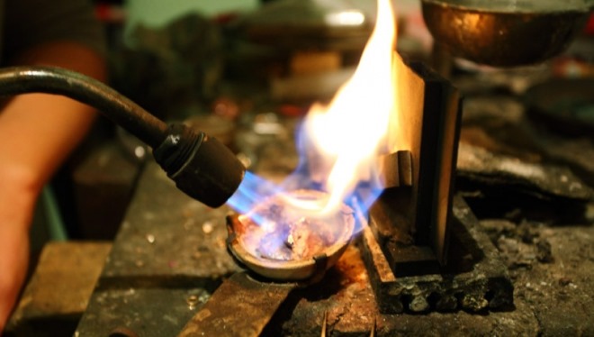 Расплавить газовой горелкой бронзу для колокола не получится, но для небольшой статуэтки или втулки вполне реально