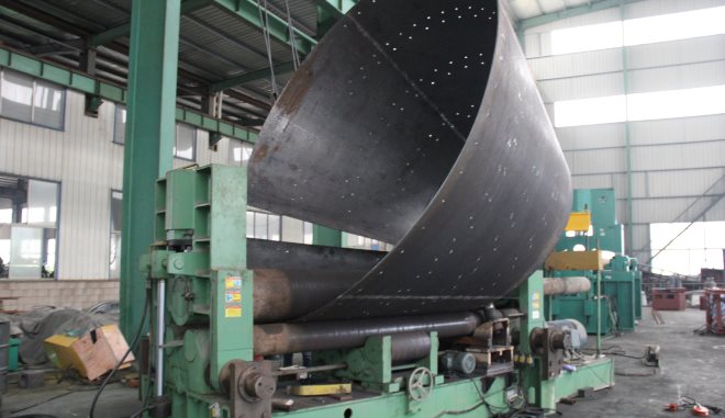 Промышленная вальцовочная машина способна изгибать листовой материал больших размеров с высокой точностью