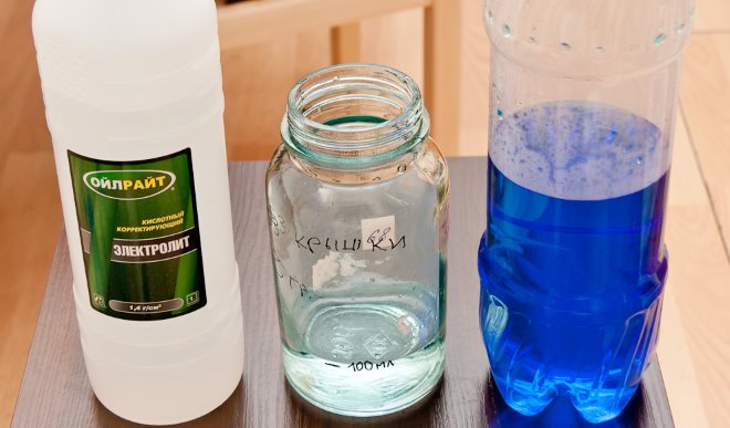 Готовый электролит можно слить и в пластиковую бутылку, но для кислотных составов нужно использовать стеклянную посуду