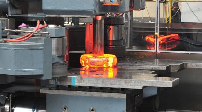Особенностью горячей штамповки металла является воздействие высокой температуры, вследствие чего заготовка деформируется, принимая форму штампа