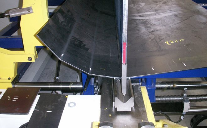 Изгиб листа металла происходит под воздействием пуансона, закрепленного на верхней балке пресса 