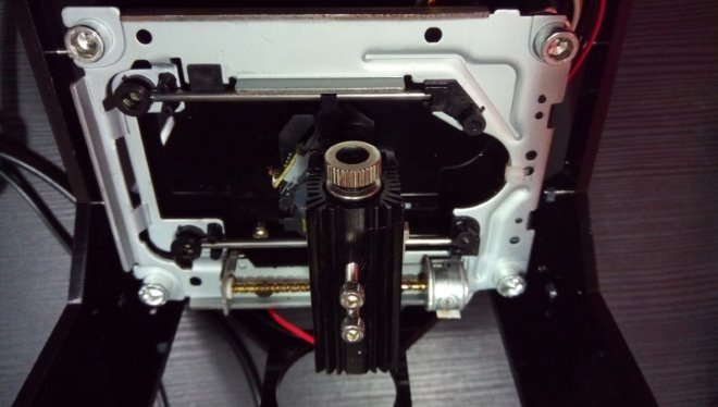 Основной рабочий элемент гравера – лазер с теплоотводом, размещенный на подвижной каретке