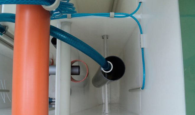 Эрлифт в септике представляет собой длинную пластиковую трубу, в которую опущен шланг подачи воздуха