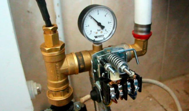 Настройка реле давления производится ослаблением или натяжением двух пружин