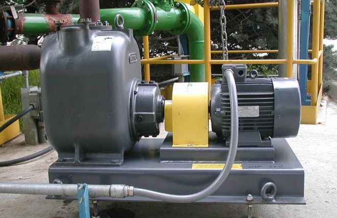 Поверхностный дренажный насос консольного типа используется для откачки больших объемов воды