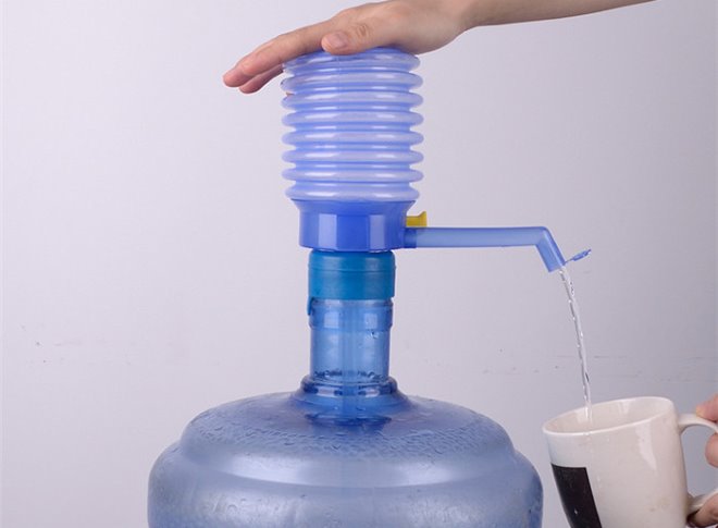 Самая простая помпа для розлива бутилированной воды – это ручной насос. приводимый в действие ладонью