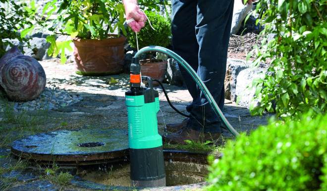 Погружная помпа может использоваться для откачивания воды из колодцев, цистерн или котлованов