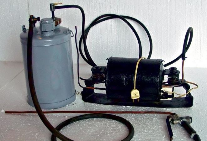 Самодельное устройство на базе компрессора от холодильника можно использовать как приспособление для откачки масла из двигателя через отверстие под щуп