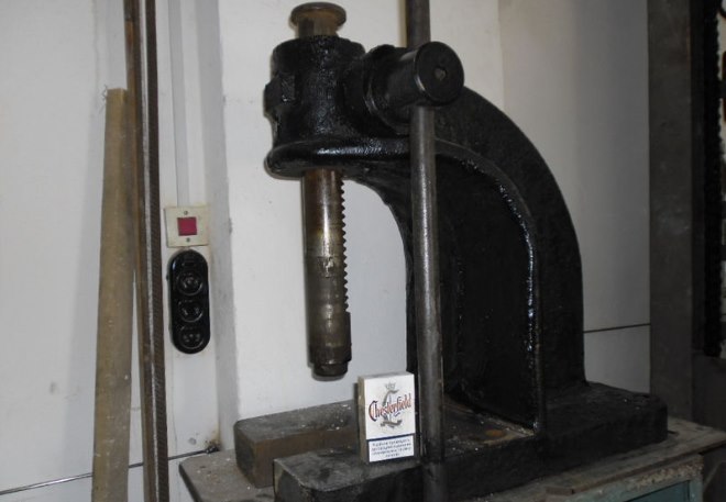 Механический ручной пресс реечного типа для домашней мастерской