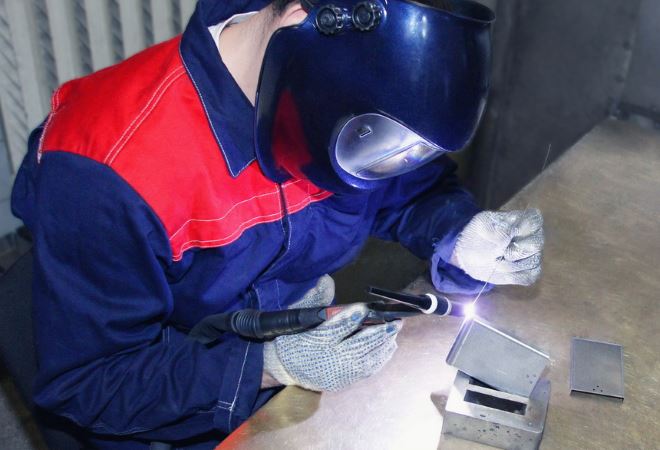Использование аргона при сварке нержавеющей стали позволяет получать сварные швы высокого качества