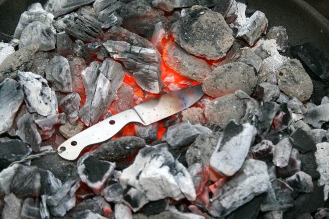 Закалка ножа на открытых углях
