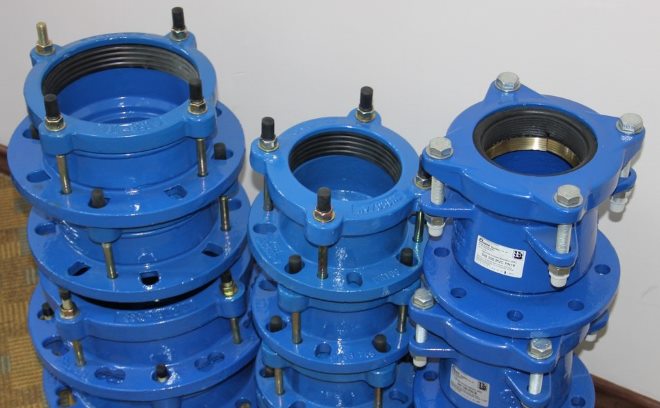 Для соединения труб различных типов в системах водоснабжения используют обжимные муфты – фланцевые или соединительные