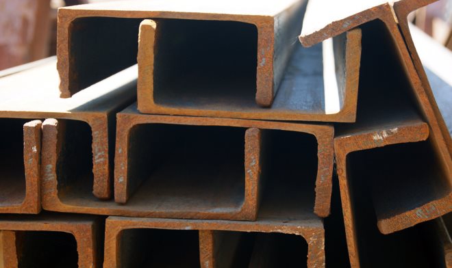 Горячекатанный швеллер производится из конструкционной углеродистой стали обыкновенного качества Ст3пс, содержащей марганец в пределах 0,4–0,65%