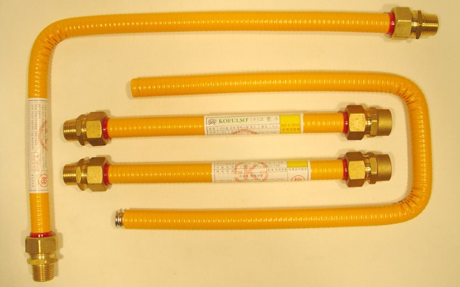 Для соединения гибких газовых труб используются диэлектрические латунные муфты