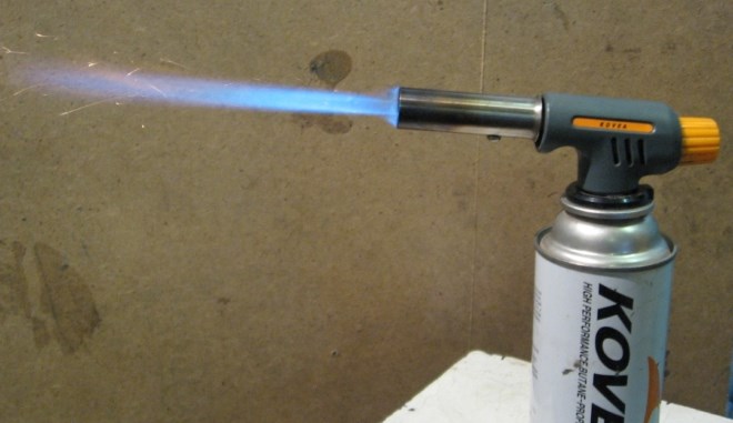 Для пайки в домашних условиях вполне можно обойтись ручной газовой горелкой с баллоном мощностью 1,8 кВт