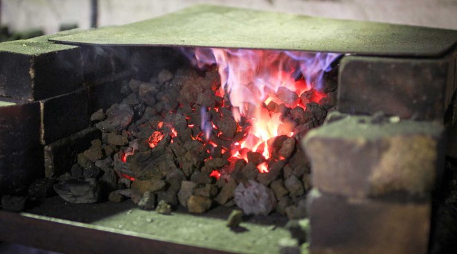 Простейший горн для нагрева топора – листовой металл с прорезями, на который укладываются кирпичи и насыпается уголь