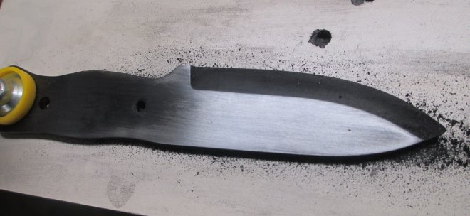 Самодельный нож после закалки в графите