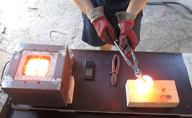 Разливать металл по формам придется очень быстро, если выбранный вами способ нагрева не смог обеспечить нужную температуру
