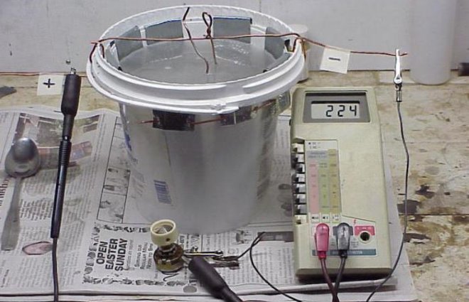Для электролита подойдет стеклянная или пластиковая посудина из химически нейтрального материала, выдерживающего нагрев до 80°С