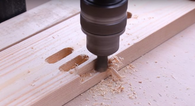 Несложную фрезеровку деревянных деталей можно выполнять на самодельной сверлильной стойке