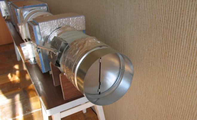 Обратный клапан для вентиляции представляет собой закрепленную на оси лопасть