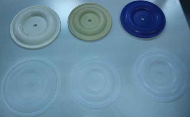 Мембраны для насосов. Верхний ряд – мягкие сантопреновые (похожие на резиновые), нижний ряд – тефлоновые (более жесткие)