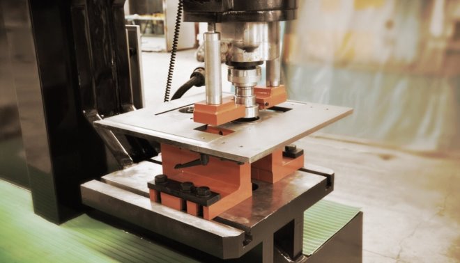 Прессы для обработки металла находят применение на любом производстве: мелкосерийном, серийном или массовом