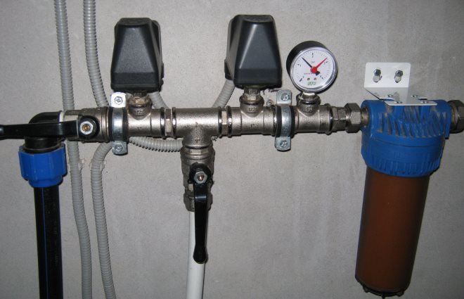 Система управления скважинным насосом: слева реле сухого хода, справа датчик включения/отключения насоса