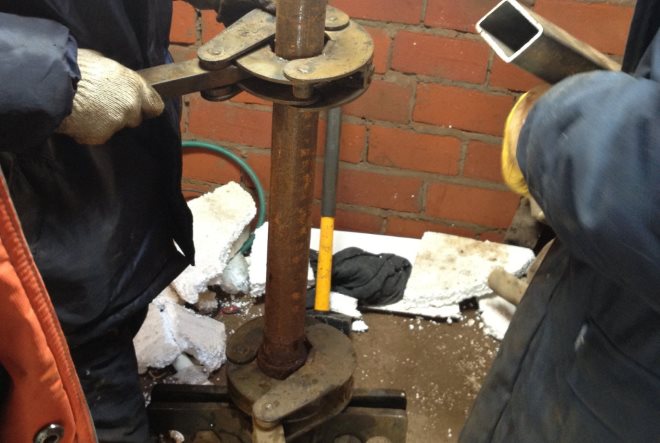 Компании, занимающиеся ремонтом скважин, имеют всё необходимое для демонтажа насосов оборудование