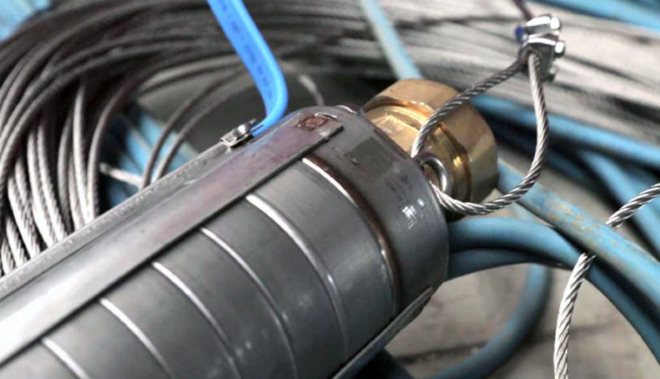 Надежное и правильное закрепление троса и кабеля снижает вероятность заклинивания насоса в скважине