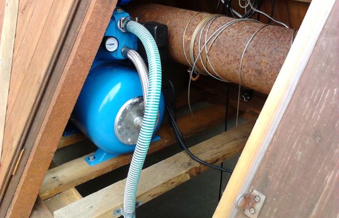 При организации летнего водоснабжения насосное оборудование можно размещать в домике над колодцем